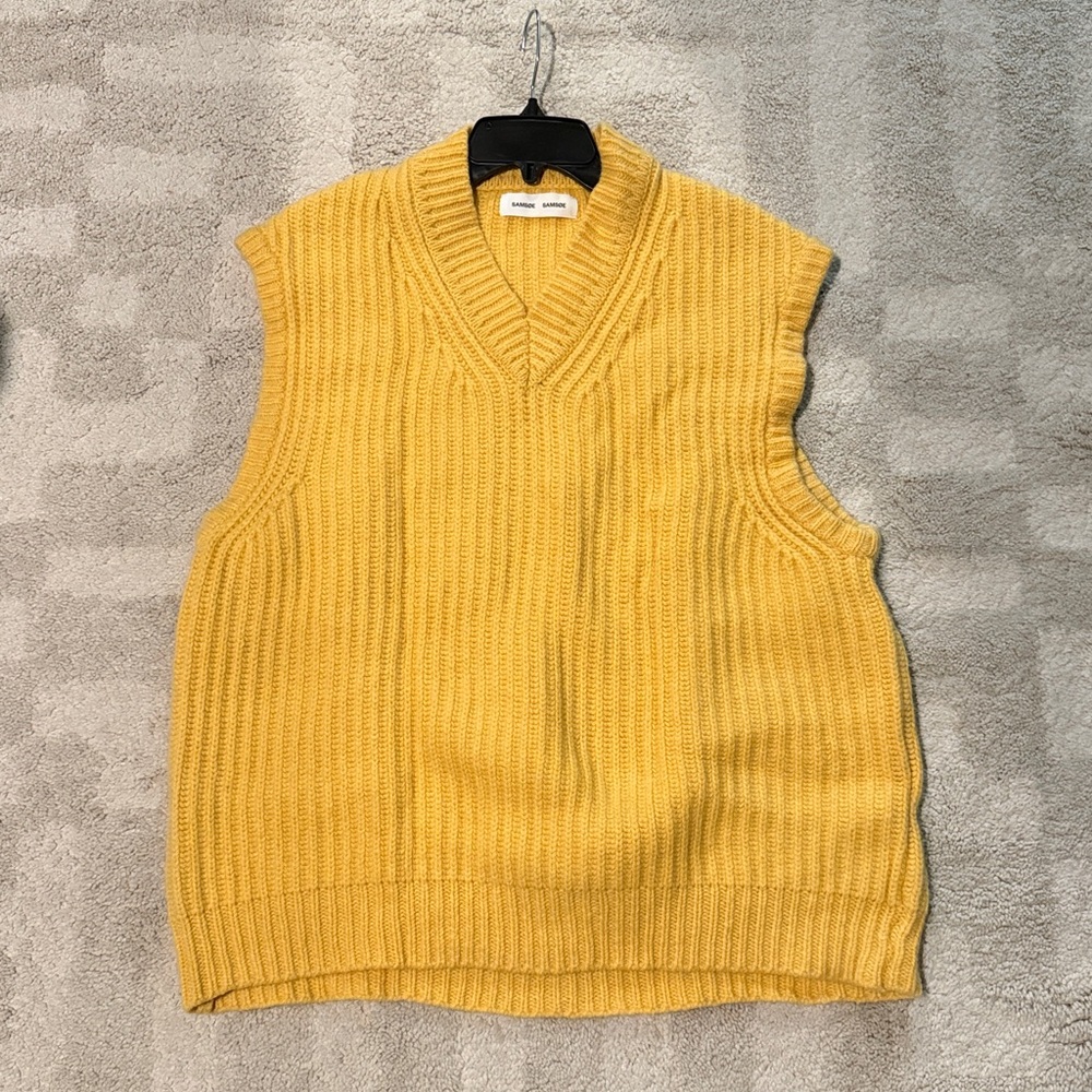 SAMSOE SAMSOE -Cozy Yellow V-Neck Sweater Vest
